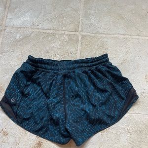 Size 4 Lululemon Hotty Hot Low-Rise lined shorts